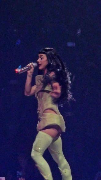 凯蒂·佩里Katy Perry(水果姐)上月在新泽西的演唱会,California Gurls(加州女孩,俚语u替换i),Teenage Dream(花样年华,直译为青少年梦),Last Friday Night(T.G.I.F)上周五晚(谢天谢地又是周五,原版和肯尼•基合作萨克斯伴奏)。2010年她这一张专辑出了五首销量周冠军单曲,追平天王迈克尔杰克逊1987年Bad一专五冠记录,而且是目前唯一达到此成就的女歌手。除了上面三首以外,还有E.T.外星人(之前已发),和演唱会谢幕曲Firework烟花(感觉服装太清凉会过不了审,就不发了) #katyperry #花样年华 #加州女孩 #LastFridayNight #水果姐