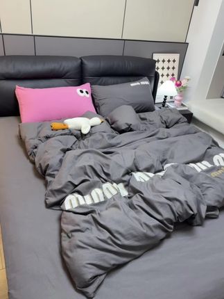 救命!这床品睡一次就离不开了🛏️ 软糯到像陷进棉花糖堆,亲肤透气感拉满,裸睡党狂喜✨ 字母毛巾绣+荷叶边,简约又藏着小心思,质感直接拿捏🤏 每天窝在这样的被窝里,睡眠幸福指数疯狂飙升,根本舍不得起床!#床上用品 #床品 #面料柔软舒适 #家纺床上用品 #四件套