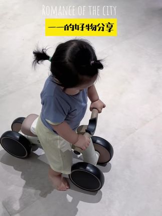 宝宝一岁以后一定要入手的一辆静音四轮平衡车 不仅防滑减震 也很适合学走路的宝宝哦 五颗星推荐给大家哟