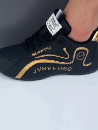 #上热门爆单🔥🔥🔥 这双男士潮流运动鞋真的太好穿了!它是专为青年、中年男士设计的,无论是日常出行还是运动健身都很合适。鞋子采用高档皮面制作而成,不仅防水还防滑,而且非常耐磨,让你怎么穿都放心。同时它的款式设计时尚又百搭,配什么裤子都好看,喜欢的朋友赶快点击下方链接购买吧!@抖音小助手 #好鞋推荐 #休闲鞋穿搭 #男鞋穿搭