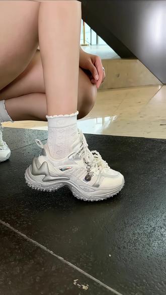 小个子姐妹日常必备的斐乐珍珠鱼刺鞋终于补货啦!上脚6cm增高,脚感软弹还超透气!#好鞋推荐 #增高鞋 #好穿不累脚