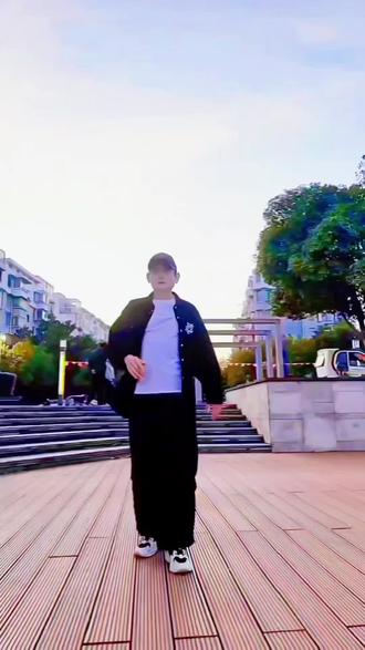 《无限》打铁舞!测试一下我六十多岁的体力咋样#超燃舞蹈 😄