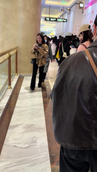 #云旗#郝熠然 打卡上海快闪店!我担有多火!排队就有多长!