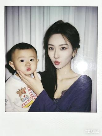 当我拿出照片对男友说:你不记得了?你小时候我还抱过你呢😂#男朋友小时候照片 #豆包ai #豆包出大片有两把刷子 #豆包ai图片生成 #豆包ai合影