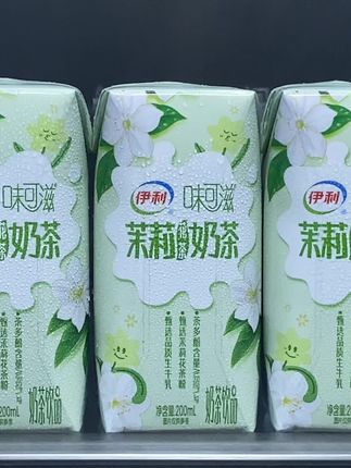 哇塞这谁能拒绝啊,伊利居然出了新品茉味滋茉莉奶茶,口感真的好喝到尖叫,新品上新就是个羊毛价,现在到手一箱10瓶,你看看才多少,精选牧场优质奶源搭配真实茉莉花茶,入口除了浓郁的奶香,还有淡雅的茉莉清香, 口感醇厚丝滑,微甜而不腻,真太好喝了,新品尝鲜价,没喝过的一定要试试#夏日饮品 #好喝不贵 #好喝到心花怒放 #仙女都在喝什么