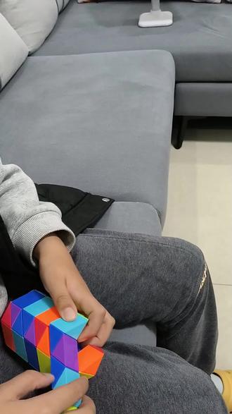 今天YY小朋友教教大家如何用魔尺折恐龙蛋