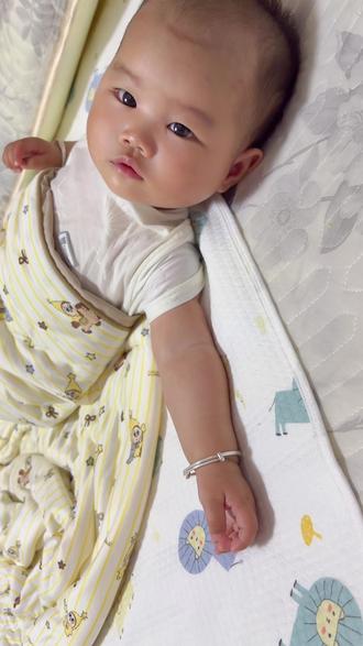 睡着睡着醒了看到妈妈在旁边又安心的睡下了#睡香香的乖宝宝