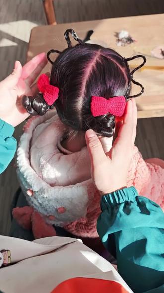 #上热门幼儿园老师挑战100种发型!今天教大家1分钟搞定超萌小熊耳朵发型,手残党也能学会~#幼儿园编发小技巧 #幼师编发教程 #幼儿园萌娃发型 #女童可爱编发