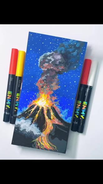 星夜火山|丙烯马克笔手绘 🖊️:恩米 📒:星以文创 👋:😊画画的白白
宇宙辽阔,星夜温柔,唯有火山,自带汹涌。
熔岩流淌,烟霞漫空,在无边深蓝里,盛放一场盛大的炽热。🌋#跟着抖音学画画 #丙烯马克笔 #零基础学画画 #火山 #画渣日常