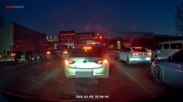 直行绿灯亮后,可以直接进入左转待转区!!! 发现好多人不会走这个左转待转区,特意制作个视频,讲解下左转待转区走法。希望大家能转发交流,提高通行效率。#左转待转区 #开车日常