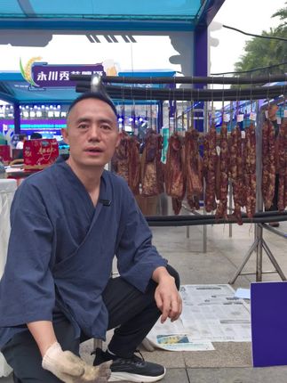 #抖音话题热榜 来人民广场品美食看节目哦!