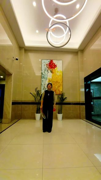 #柔力球#华柔打卡正反绕环 《正反绕环》动作要领:
1.下半个圆弧:转腰,手臂像钟摆一样摆动。
2.上半个圆弧:转腰+手臂动作,拍面有斜向外、向前、斜向右前等变化。
3.手臂变化:内旋(靠近身体)和外旋(向外)。
4.拍尖朝向:斜向前,总体方向朝前。
5.左右对称:圆弧左右对称。
6.饱满:半径固定,不能屈肘。
7.重心:先沉后移,与蹬地转腰、前程用力结合。
8.以肩为轴:手臂放松,悬臂完成。拍始终粘连:避免拍子跳动,需熟练感。