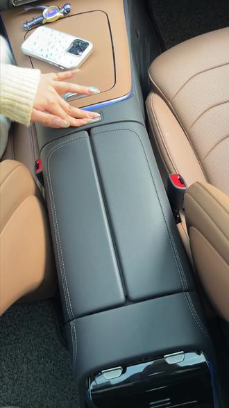 原来这个才是奔驰的扶手箱正确的使用方式,只要把这个储物盒往这一放,你就获得了两层储物空间#奔驰 #奔驰c260l #扶手箱储物盒 #车载好物 #奔驰e300L