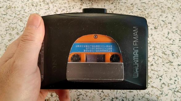 二手索尼随身听WM-FX10体验 索尼 WM-FX10 作为 90 年代经典随身听,是怀旧与实用的平衡之作。#索尼随身听 #FX10 #磁带随身听 #80后的记忆 #经典随身听