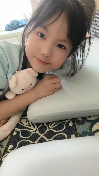 马云和张凌赫同时掉水里,你救谁?看看8岁小孩怎么回答#好想来时光童心季 #萌娃搞笑日常