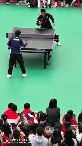 在重庆#孙颖莎 去了鱼洞中学,#王楚钦去了第八中学,这两所中学好幸福#国乒#王皓#乒乓球