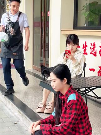 面馆老板的一个善举,照亮了兄妹的一生,也改变了自己#剧情 #情感 #正能量
