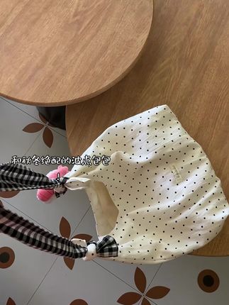 谁能在秋冬拒绝百搭韩系的波点包!#帆布包 #斜挎包 #波点控 #韩系穿搭