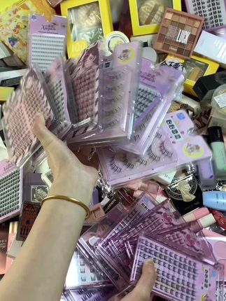 赶快来拿！冲鸭～这里的化妆品多到装不下了！ 速来拿走！早上7.30开始，好多各种各样的美妆都有。快 直接全拿走！#平价彩妆 #粉底液 #粉饼 #唇釉 #假睫毛