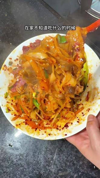 #实用信息分享计划 #油泼面 #家常美食 #美食分享#简单美食 在家不知道吃什么的时候可以试试这个,简单快速,几分钟就能吃上饭