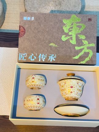 别再怕烫手!这只汝窑盖碗沿口外撇,三才设计握感超稳,新手也能轻松出汤。泡茶时看茶汤浸润开片,治愈又解压。#茶生活 #盖碗 #喝茶 #礼物 #召唤茶友