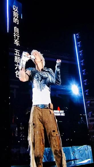 “我该经历的皮毛有了,我可以复杂的介绍我了”———薛 之 谦.......
3.29万兽之王,这是一个完美的舞台,非常,非常,非常完美......#薛之谦 #万兽之王演唱会