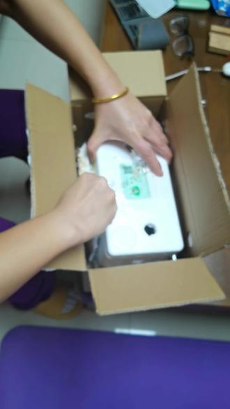 — —谨以此片,纪念我家的小鹦鹉:
二狗子
手机里存了太多它的独家记忆。
从一团"小绒球"到漂亮小鸟,从怯生生怕我,到寸步不离黏着我。
没有了它,安静得有点不习惯。
都说,养小鸟是种下一颗"心碎的种子"。
我承认,但它先给了我无数颗"快乐的糖"。
这两年,谢谢它用整个生命,陪了我一程。
今天,我把这些糖一颗颗拾起,做成我们的故事。
视频有些长,因为告别需要一点时间。
而记忆,值得被好好地安放。