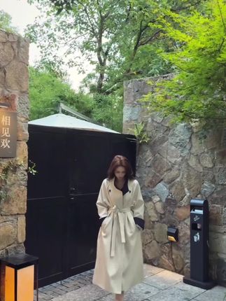 “要把自己养的好好的,好到任何人, 都得掂量掂量,才敢靠近你, 这不是高傲,是清醒..”#风衣 #气质穿搭 #穿出高级感 #韩版风衣
