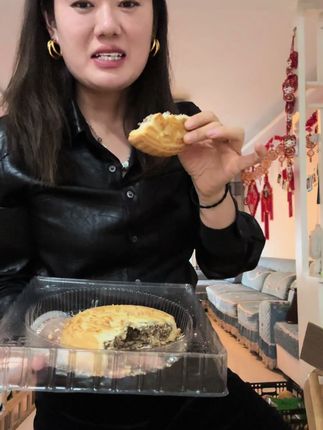 老乡们不会让你们失望,真正的老式月饼,小时候的味道, 月饼在左下角