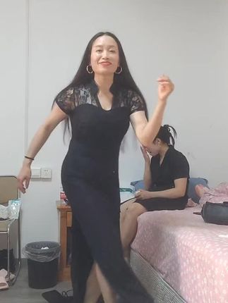 忘了开美颜,来幺儿妈妈跳舞给你看