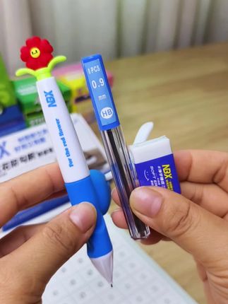 小朋友刚学写字就用正姿铅笔可以预防勾手腕抱笔养成正确握笔姿势 #文具控 #自动铅笔 #矫姿铅笔 #铅笔 #幼儿园铅笔