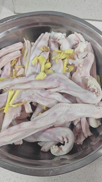 最近鸭脚板香肠的风吹到了重庆
这是我灌的第三次了
每次都不够吃,不够分的
灌了麻辣鸭脚板香肠
今天灌五香鸭脚板香肠
这个鸭脚板去腥方法简单好用
#鸭脚板香肠 #鸭脚板去腥 #麻辣鸭脚板香肠#五香鸭脚板香肠 #围裙妈妈燕姐的美食日记