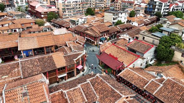 莆田小小文旅推荐官郑雨凡带你了解莆田手艺油纸灯笼 手里有灯,心中有光,了不起的油纸灯笼#兴化府历史文化街区 #油纸灯笼 @兴化府历史文化街区#莆田 #非遗油纸灯笼