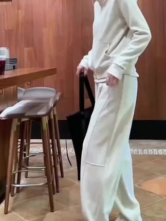 #套装 #卫衣套装两件套 #秋季新款穿搭 #早秋新款 #时尚套装穿搭