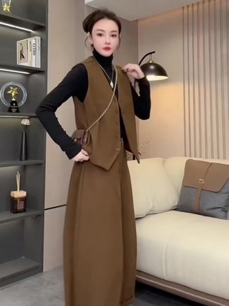 #套装两件套 #秋季日常实用穿搭思路分享 #高级感穿搭 #显瘦穿搭 #早秋穿搭三分钟出门不是梦