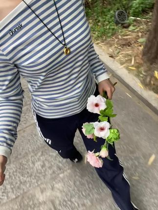 #高级感穿搭 #显瘦穿搭 #谁穿谁好看系列 新款春夏百搭斜肩洋气字母条纹显瘦长袖时尚上衣