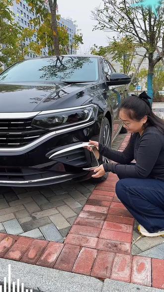 帕萨特经典前脸雾灯框光秃秃的,看起来像没有下巴,显的比较窄,安排一套獠牙雾灯亮条,装上后气场满满#帕萨特 #汽车装饰 #雾灯獠牙