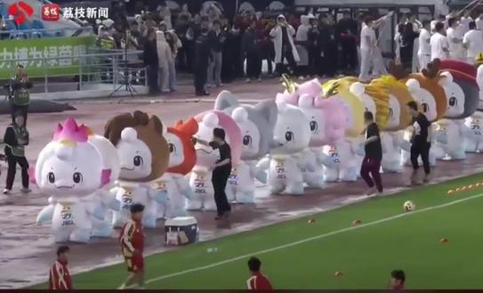 #苏超联赛 #苏嘟嘟 #吉祥物 #足球 #体育精神
现场盛况:开幕式在常州奥体中心举行,超4万球迷现场助威,14只苏嘟嘟人偶以“小碎步”集体入场,成为全网刷屏的萌点