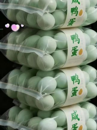 谁懂啊!挖到宝了!这枚咸鸭蛋真的会爆油!  淡绿蛋壳透着新鲜劲儿,一敲开就能闻到咸香,切开瞬间橙红蛋黄流心爆油,油润润的一点不腻!空口吃咸香入味,配白粥、拌米饭、夹馒头,瞬间让家常饭香翻倍,真的很好吃,老人小孩都爱吃!喜欢的赶紧尝尝#咸鸭蛋#太好吃了 #口感好 #实惠 #强烈推荐