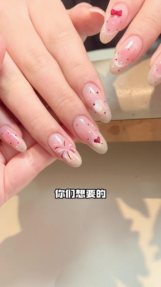 你们想要的新年烟花猫眼教程来啦 步骤超简单:先用拍拍胶遮个游离线,薄涂一层裸色打底,甲面轻拍点腮红(~重点来了!薄涂「满天星01猫眼胶」——无底色的清透感绝了,还是那种双光猫眼,在甲面画不同方向的弧线
最后随便搭点小装饰(比如碎钻/小珍珠),整手就会很闪了~
#烟花美甲 #猫眼美甲 #新年美甲 #美甲教程 #玻璃珠猫眼