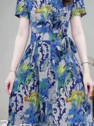 夏天来了,给自己换条新裙子吧!这条连衣裙采用真丝桑蚕丝面料,穿上身非常舒服,而且它是收腰显瘦的设计,能让你更好的展现身材曲线美。喜欢的朋友别犹豫了,赶紧下单抢购吧!#高端大气 #谁穿谁漂亮 #新款连衣裙优雅时尚大方 #碎花连衣裙 #