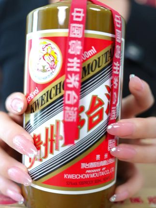 一瓶补贴300块!精品茅台限时补贴来啦~今天仓播还可以挑日期 #酱香型白酒#藏品#精品茅台#飞天茅台#618好物节