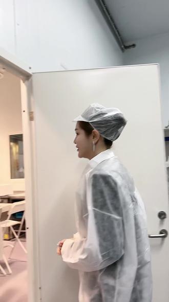 从来没有尝过三文鱼刺身的楠大第一次尝试是一种什么体验呢,让我们一起来看看吧~#徐楠楠 #三文鱼刺身 #挪威 #徐楠楠616宠粉