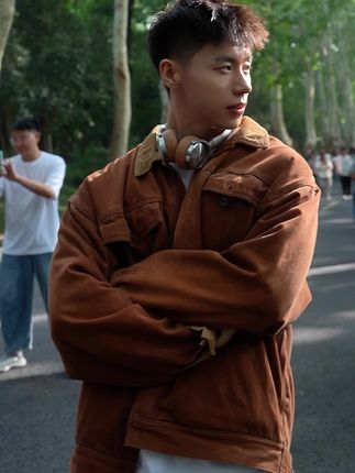 我们都在努力的变成我们想要变成的样子#拍出电影感 #街头穿搭 #少年感 #梧桐大道