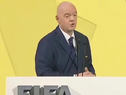 FIFA新规炸了!常规时间点球罚丢直接死球,无补射机会。2 0 2 6世界杯开始实施常规时间点球,门将扑出后进攻方再补射直接无效。裁判不用再纠结球员是否提前进线,同方球员不用在禁区附近干等,可以去旁边补充能量。教练顺便安排战术,门将和罚球球员能把精力全放在点球对决上。减少多余干扰,有效提升赛事判罚效率和观赛体验。#国际足联 #新规 #点球 #实况足球手游 #易球成名计划