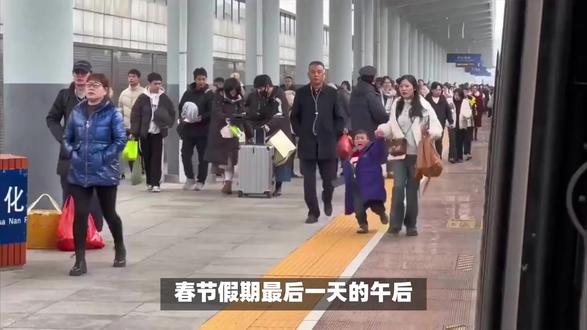 年味地图:别用旧指南针,找新年 当所有人都在感叹“年味变淡”,我们是否想过,自己正拿着一份过时的“情感地图”?本文不再重复物质丰裕、仪式缺失的表层分析,而是提出一个穿透性的洞见:旧年味的底层逻辑是“补偿匮乏”,而新时代需要的是“创造共在”。我们从一场具体的送别切入,层层拆解那份集体性失落背后的认知错位,并尝试勾勒一幅属于当代人的、崭新的“年味寻路图”。