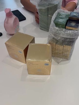 每天都是一波一波的人来拿化妆品洗发水,