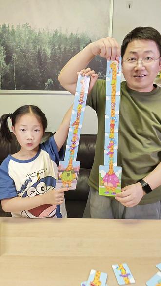 还没给孩子玩过桌游的,可以试试这个经典的戴围巾的长颈鹿。特别能增进关系,每次玩都欢乐的不行。#益智桌游 #戴围巾的长颈鹿