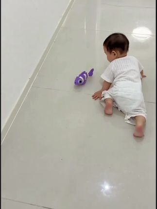 爸爸给宝宝买的自动避障电动感应小鱼,追了一上午了#根本停不下来 有音乐,碰到东西会感应自动回头,给宝宝练习爬行真的很不错#宝宝爬行 #学爬行的小宝宝 #爬行训练 #宝妈带娃解放双手