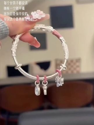 没有哪个女孩子能拒绝kt猫繁花手镯吧~ #七夕礼物 #KT猫 #hellokitty #手镯